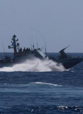 زورق حربي إسرائيلي يلاحق قوارب الصيادين