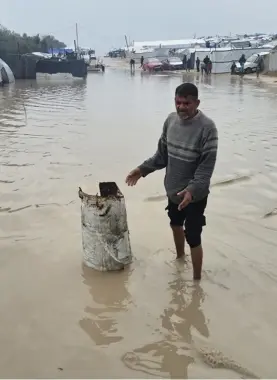 غزاوي في بحر من مياه الأمطار