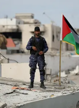 شرطي فلسطيني في أحد المراكز الشرطية المدمرة في قطاع غزة  -أرشيفية-