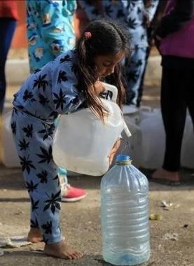 العطش يطارد النازحين في غزة.. الأونروا تحذر من أزمة حادة في مياه الشرب