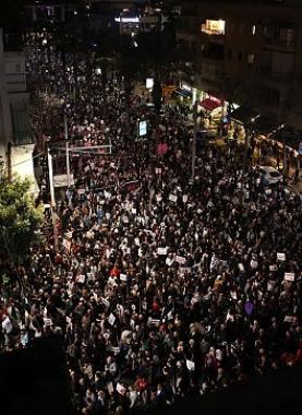 عشرات الآلاف من أهالي الداخل المحتل يتظاهرون في "تل أبيب" تنديدًا بتفشي الجريمة وتواطؤ الاحتلال