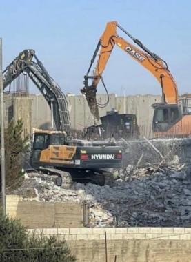 الاحتلال يخطر بهدم منشآت في بلدة أبو ديس بالقدس