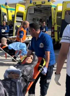 إجلاء مصابين من قطاع غزة