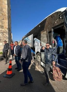 انطلاق حافلة من تل السبع إلى القدس استجابة لدعوات شدّ الرحال للأقصى