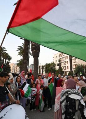 دراسة تدعو لتحويل الشباب الفلسطيني إلى "سفراء رقميين" لكسر الحصار الإعلامي