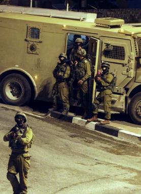 حملة اقتحامات واسعة في الضفة والقدس.. مداهمة 200 منزل في نابلس وانتشار عسكري مكثف