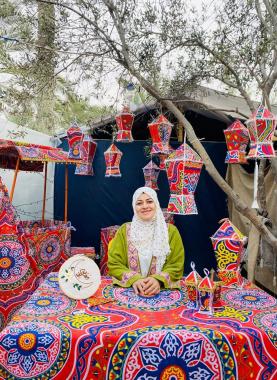 نازحة غزية تصنع فوانيس رمضان من كراتين المساعدات