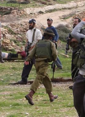 أهالي بيت فوريك يصدون هجوما للمستوطنين وإصابة طفل برصاص الاحتلال