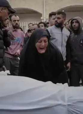 سيدة مفجوعة باستشهاد نجلها بغزة