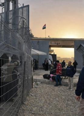 هآرتس: مليشيات غزة تتعمد إذلال العائدين عبر معبر رفح بتنسيق إسرائيلي