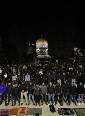 40 ألف مصل يؤدون صلاتي العشاء والتراويح في المسجد الأقصى