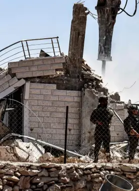 الاحتلال يهدم عمارة سكنية مأهولة جنوب الخليل ويشرّد أكثر من 40 فردًا