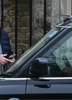 أقيل السفير السابق من منصبه بعد تكشف علاقاته بإبستين