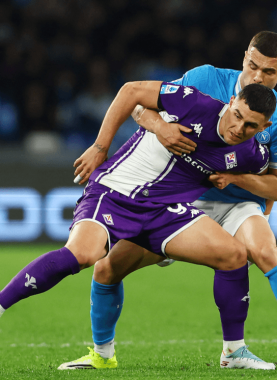 نابولي يواصل مطاردة الصدارة بفوز مهم على فيورنتينا في الدوري الإيطالي
