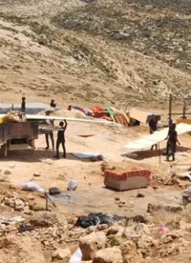 11 عائلة بدوية تُجبر على تفكيك خيامها بسبب اعتداءات المستوطنين