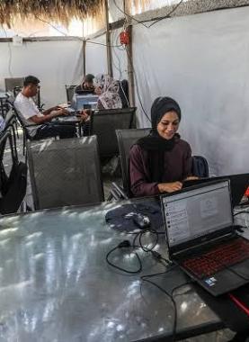 العمل عن بُعد في غزة.. سباق مع الفواتير وسط الظلام