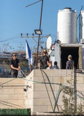 المستوطنون يسيطرون على بناية ويرفعون أعلام الاحتلال عليها في "جبل جالس" بمدينة الخليل.