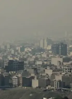 غيوم سوداء وأمطار حمضية محتملة فوق طهران بعد استهداف مخازن الوقود