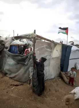 الخيام تحرم عائلات غزة من خصوصيتها وتفرض عليها حياة مكشوفة