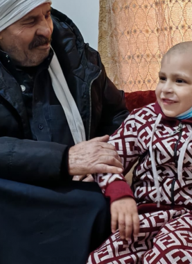 الطفل محمد أبو أسد يصارع السرطان