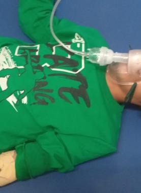 محمد أبو يوسف.. طفل يحرمه "ثقب القلب" من اللعب وتمنعه "الحرب" من العلاج