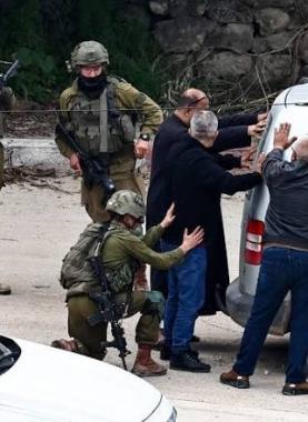 الاحتلال يصعّد اعتداءاته جنوب جنين ويعتقل مواطنا ونجليه من الخليل