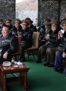 زعيم كوريا الشمالية يشرف على إطلاق صواريخ من مدمرة