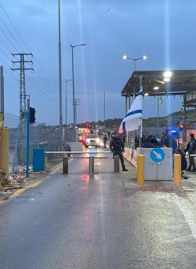 الاحتلال يصيب مواطنا بالرصاص ويعتدي على نجله عند حاجز بيت إكسا