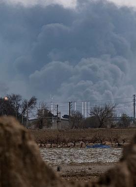 الحرب في الشرق الأوسط تربك الاقتصاد العالمي.. النفط يتجاوز 100 دولار والتوترات تهدد الطاقة والتجارة