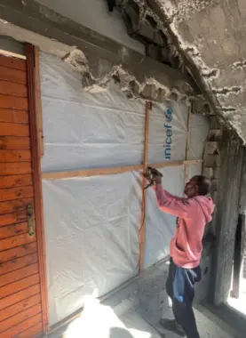 سكان غزة يرممون منازلهم المتضررة هربًا من حياة الخيام