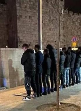 مقدسيون يؤدون صلاتي العشاء والتراويح قرب باب الساهرة