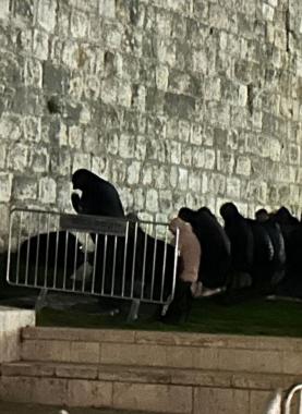 الاحتلال يقمع مصلين حاولوا الوصول إلى أبواب المسجد الأقصى للصلاة