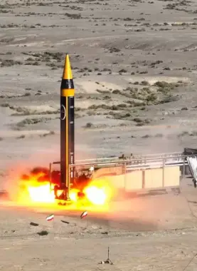 إيران تعلن التحول من الدفاع إلى الهجوم وتتوعد بأسلحة أكثر تطورًا