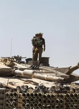 معاريف: "إسرائيل" تدخل أسبوعها الرابع من الحرب وسط غموض استراتيجي وتصاعد التحديات الإقليمية