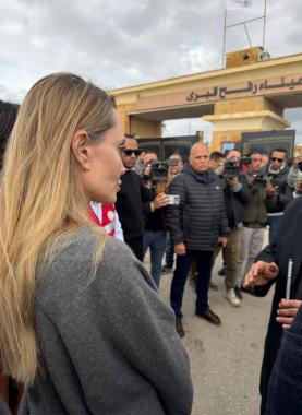 أنجلينا جولي أثناء زيارة معبر رفح البري