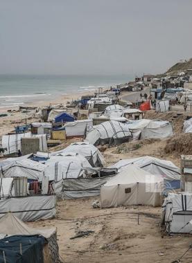 في غزة .. خيام تغرق ومعاناة تتجدد مع كل منخفض جوي ماطر!