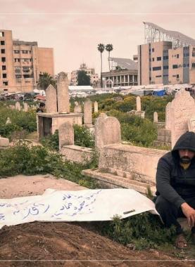 الشاب حماد لحظة دفن رفات عائلته