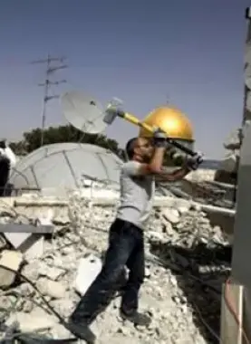 مواطن مقدسي يهدم منزله بأوامر من الاحتلال