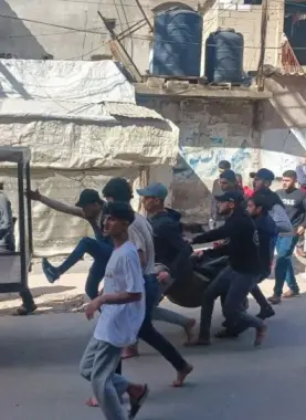 لحظة نقل ضحايا مجزرة المغازي