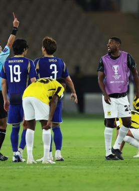 بصق وطرد.. نجم الاتحاد يعتدي على الحكم بعد وداع آسيا