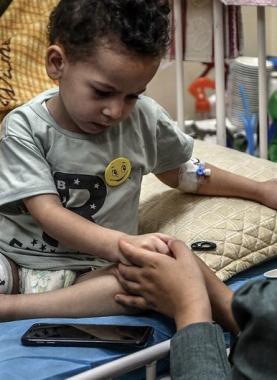 طفل جريح في غزة جراء عدوان الاحتلال ينتظر علاجه في ظل انهيار المنظومة الصحية بالقطاع