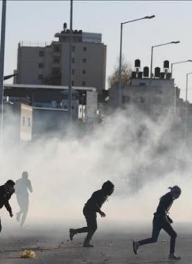 لليوم الثاني.. مواجهات مع الاحتلال في مخيم قلنديا رفضاً لقانون إعدام الأسرى