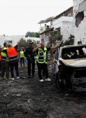 تصعيد على الجبهة الشمالية.. اشتباكات عنيفة في بنت جبيل وهجمات مكثفة لـحزب الله على مستوطنات الاحتلال