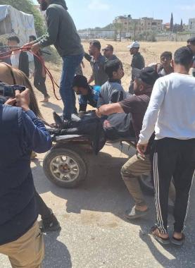 إصابات في غارة من مسيرة للاحتلال استهدفت محيط مستشفى شهداء الأقصى بدير البلح