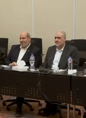 حماس تواصل مشاوراتها في القاهرة وتؤكد على إلزام الاحتلال بتنفيذ بنود المرحلة الأولى