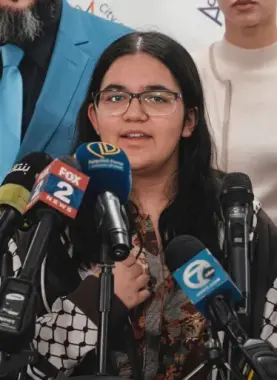 رفضت الوقوف للنشيد الأمريكي.. طالبة فلسطينية تفوز بمعركة قضائية في ميشيغان