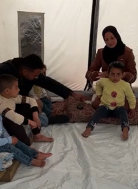 الطفلة سندس وعائلتها