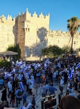 آلاف المستوطنين يشاركون في مسيرة الأعلام الاستفزازية بالقدس المحتلة