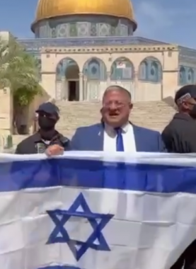 بن غفير يقتحم الأقصى ويرفع علم الاحتلال