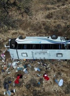 مصرع 11 شخصا وإصابة العشرات إثر انقلاب حافلة سياحية